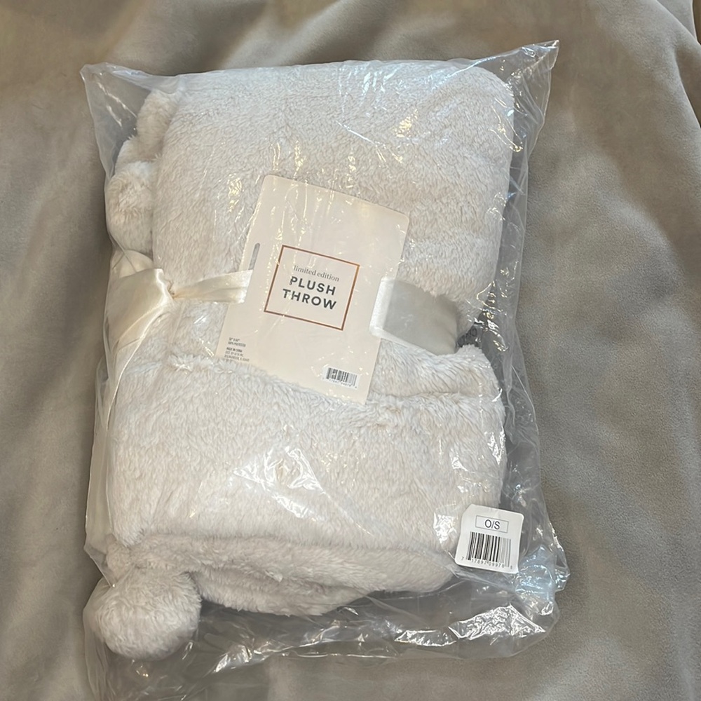 ⭕️sold⭕️Limited edition plush throw with pom pom corners - Picture 1 of 3